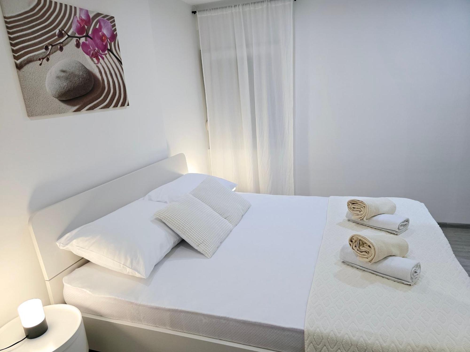 Apartment Blanca With Jacuzzi,Terase And Private Parking Kaštela Zewnętrze zdjęcie
