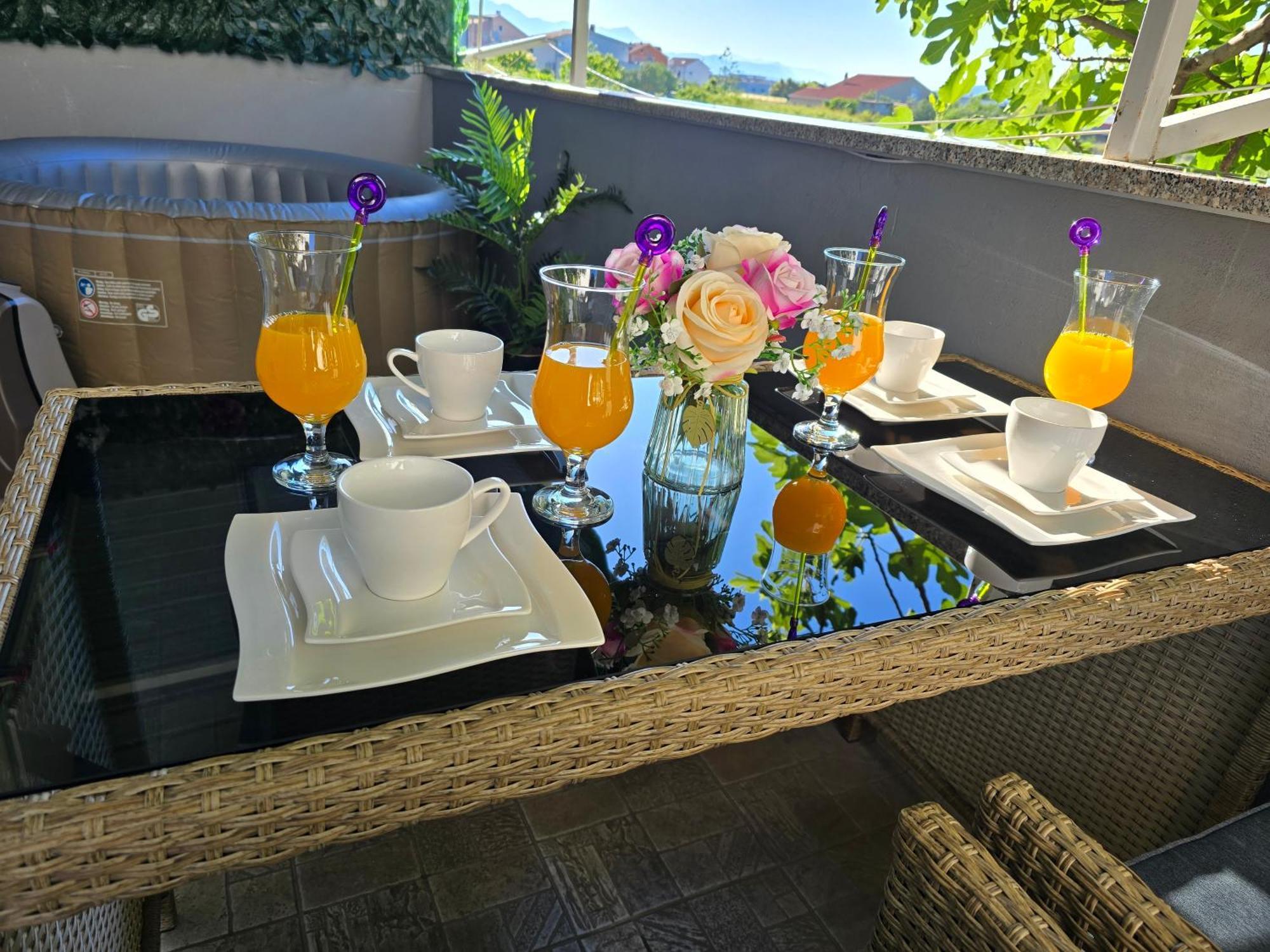 Apartment Blanca With Jacuzzi,Terase And Private Parking Kaštela Zewnętrze zdjęcie