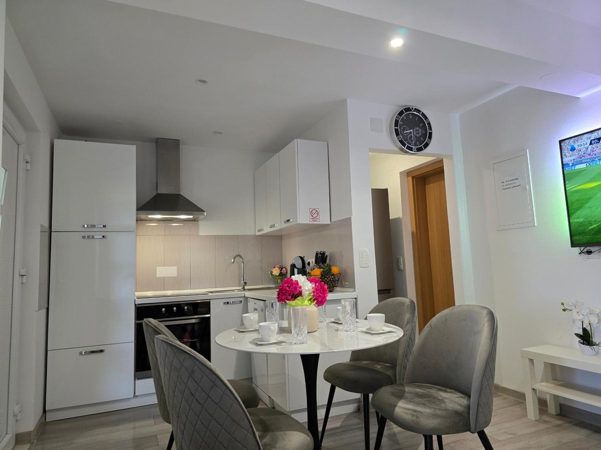 Apartment Blanca With Jacuzzi,Terase And Private Parking Kaštela Zewnętrze zdjęcie
